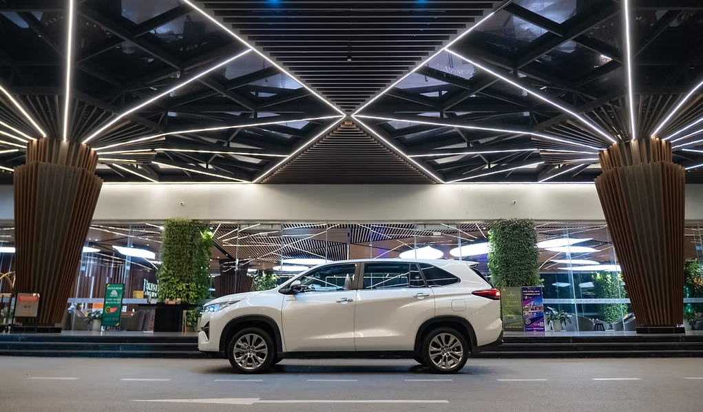 HAI SỰ LỰA CHỌN ĐỘNG CƠ XĂNG HOẶC HYBRID