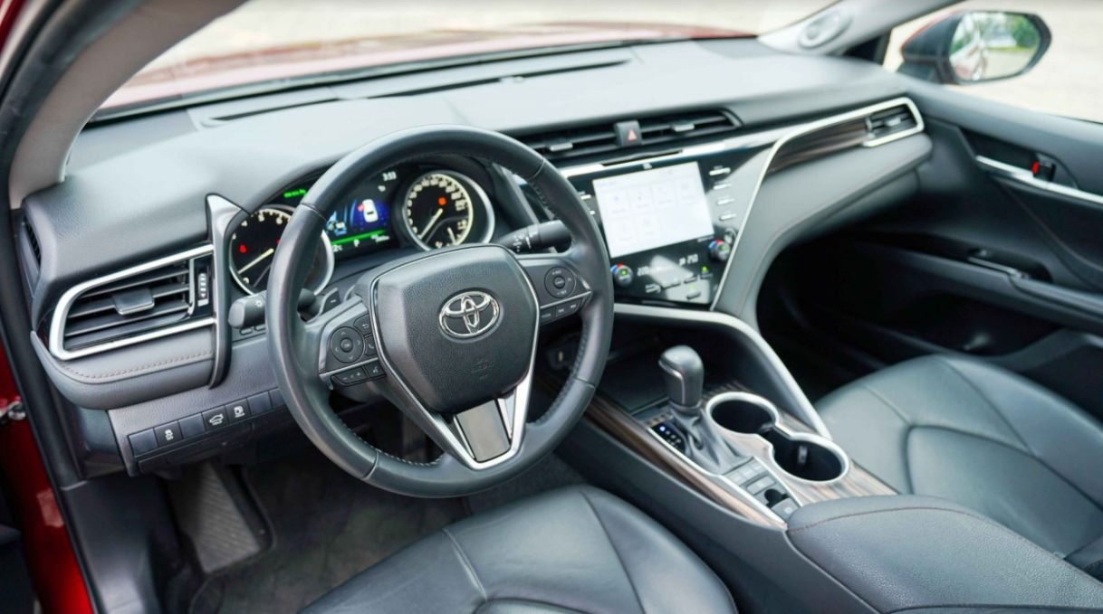 V&ocirc; lăng tay l&aacute;i với thiết kế 3 chấu bọc da sang trọng