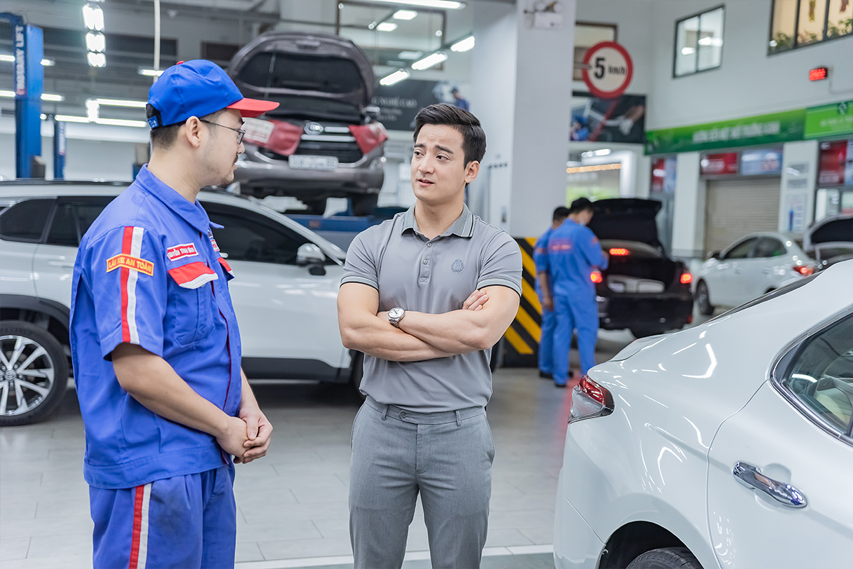 Kh&aacute;ch h&agrave;ng bảo dưỡng xe tại Toyota Lạng Sơn