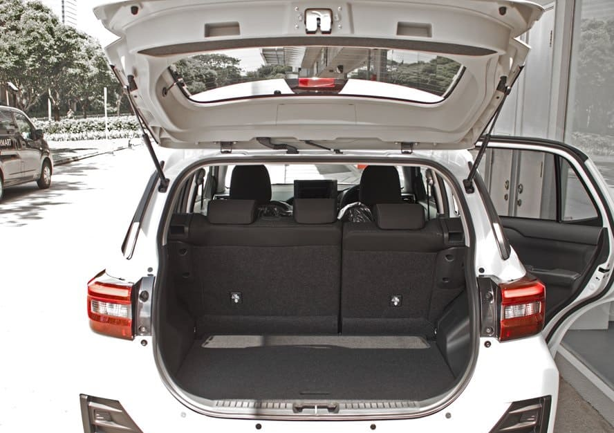 Mặt b&ecirc;n h&ocirc;ng xe