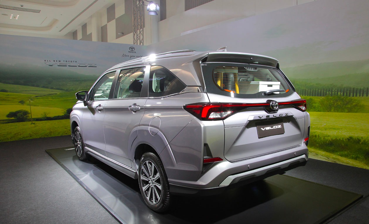 Toyota Veloz m&agrave;u bạc t&iacute;m