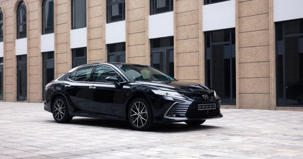 Ngoại thất xe Toyota Camry 2.0Q 2022