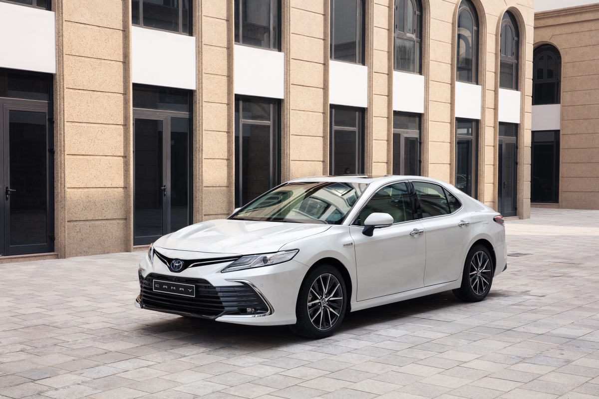Gi&aacute; xe Toyota Camry 2022 lăn b&aacute;nh