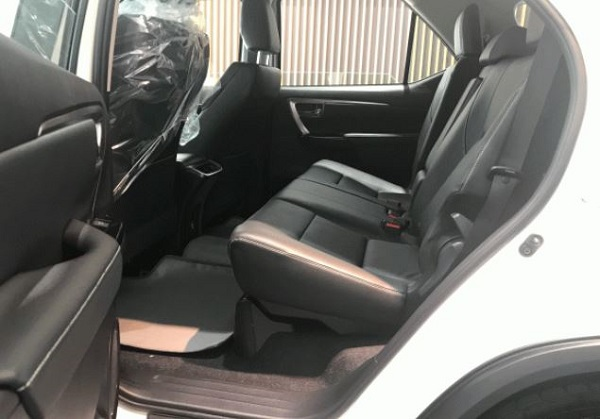 Khoang l&aacute;i xe Fortuner 2022