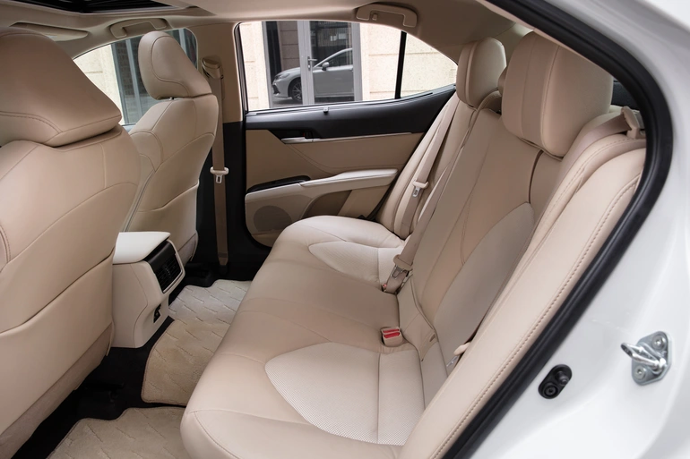 Nội thất Camry 2023 với m&agrave;u kem đặc trưng