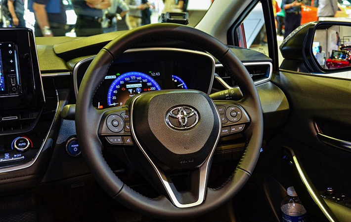 Vô lăng bọc da sang trọng