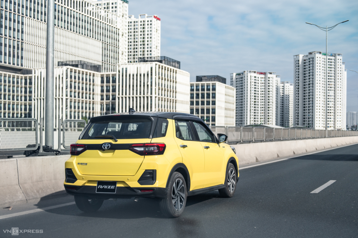 Đ&aacute;nh gi&aacute; xe Toyota Raize: Thiết kế đu&ocirc;i xe