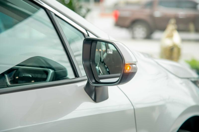 Gương xe v&agrave; đ&egrave;n chiếu hậu
