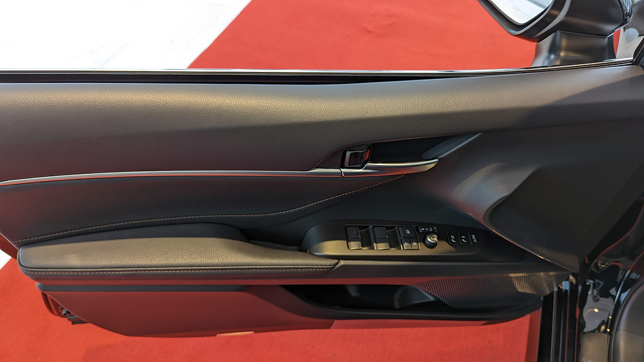 Cửa xe với các nút bấm điều khiển