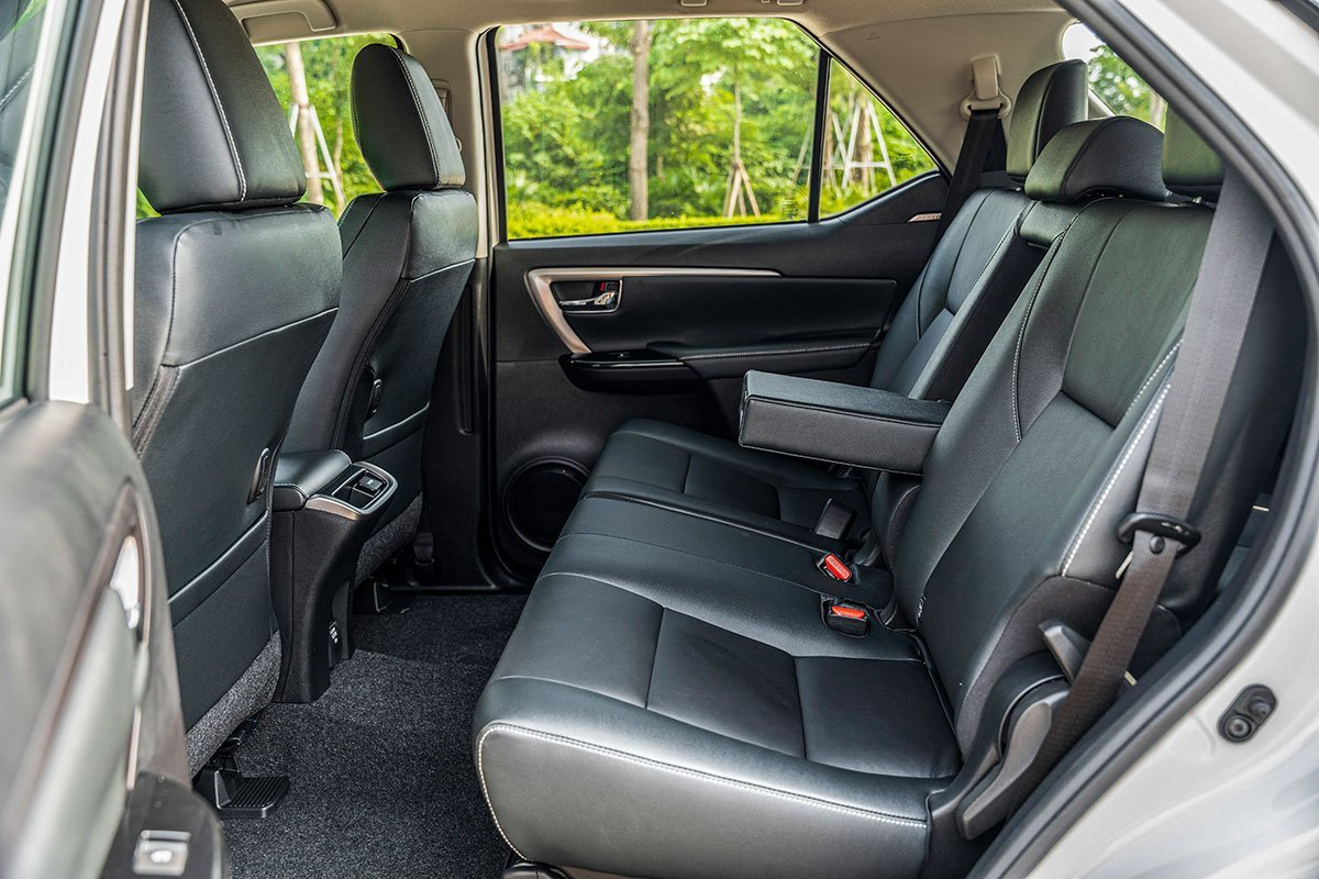 Ghế ngồi khoang h&agrave;nh kh&aacute;ch Fortuner