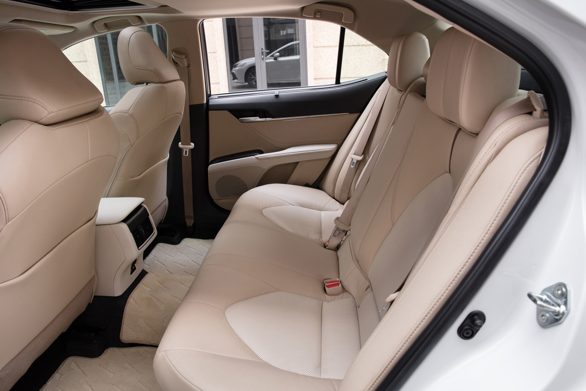 khoang h&agrave;nh kh&aacute;ch xe Camry 2022