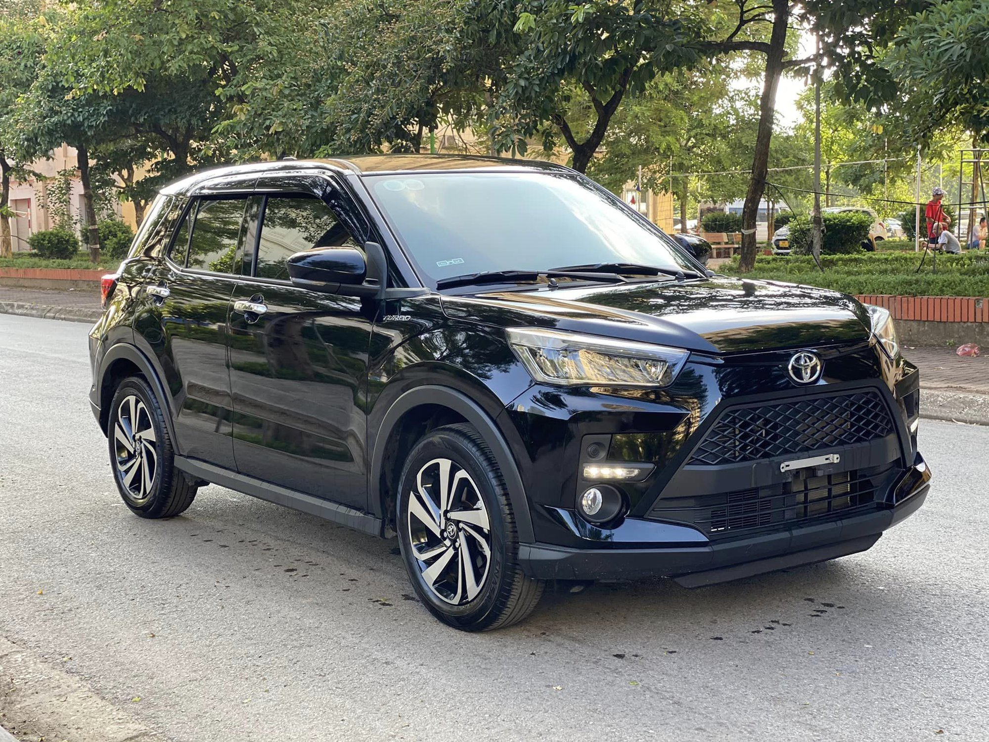 Phần b&ecirc;n h&ocirc;ng xe 