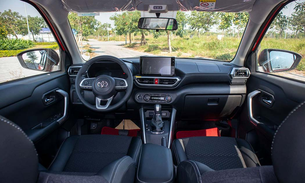 Nội thất xe Raize m&agrave;u đỏ c&aacute; t&iacute;nh 2 m&agrave;u kết hợp