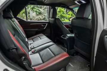 H&agrave;ng ghế sau