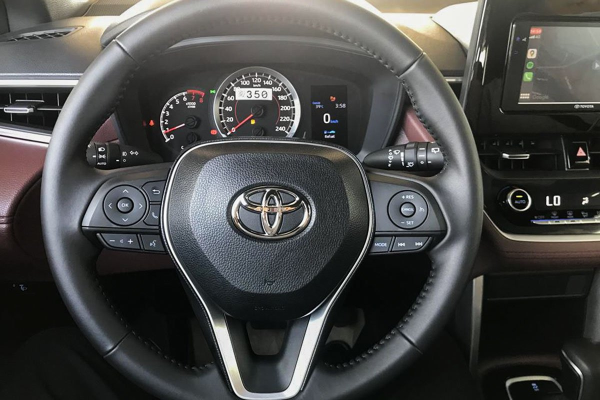 V&ocirc; lăng ba chấu bọc da tr&ecirc;n xe Toyota Cross m&agrave;u đen