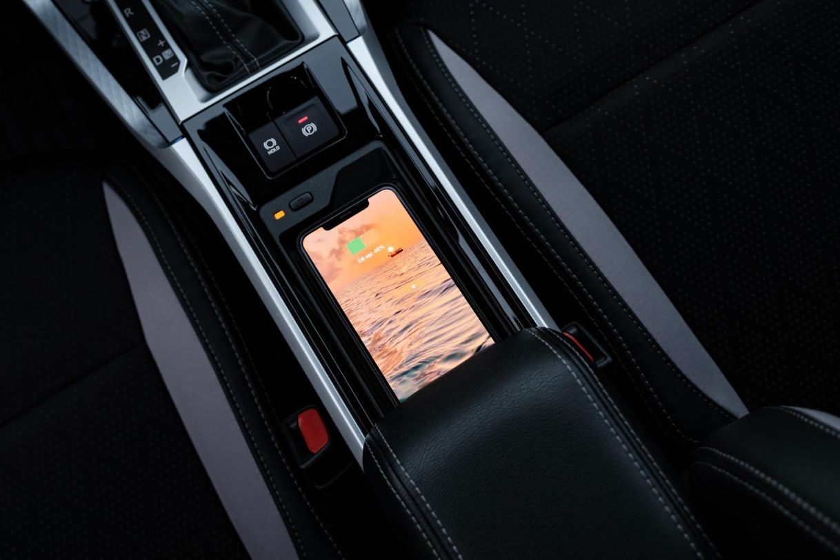 Sạc kh&ocirc;ng d&acirc;y ở ghế đầu Veloz Cross tiện lợi​​​​​