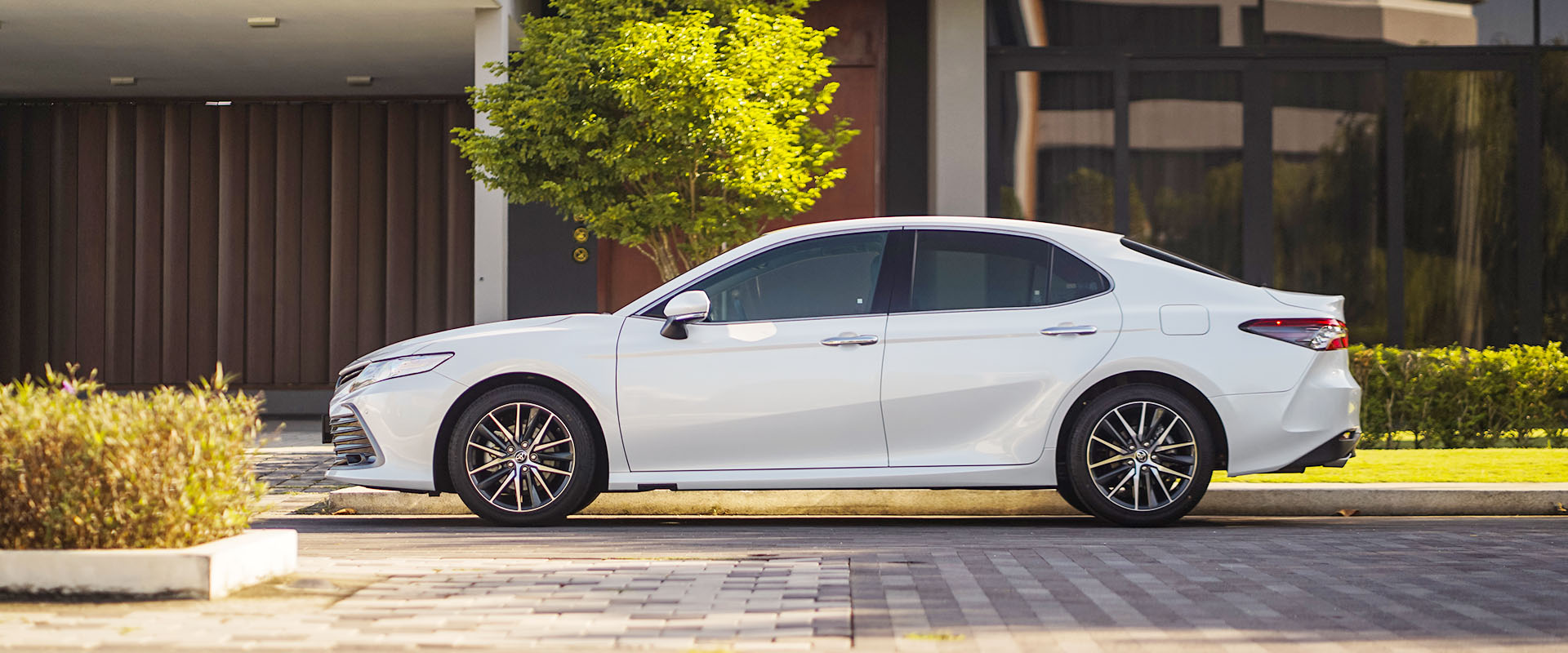 Toyota Camry 2023 với thiết kế sang trọng 