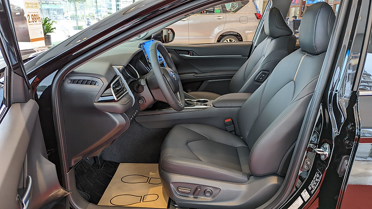 khoang-lai-xe-toyota-camry-2.0-q-2022