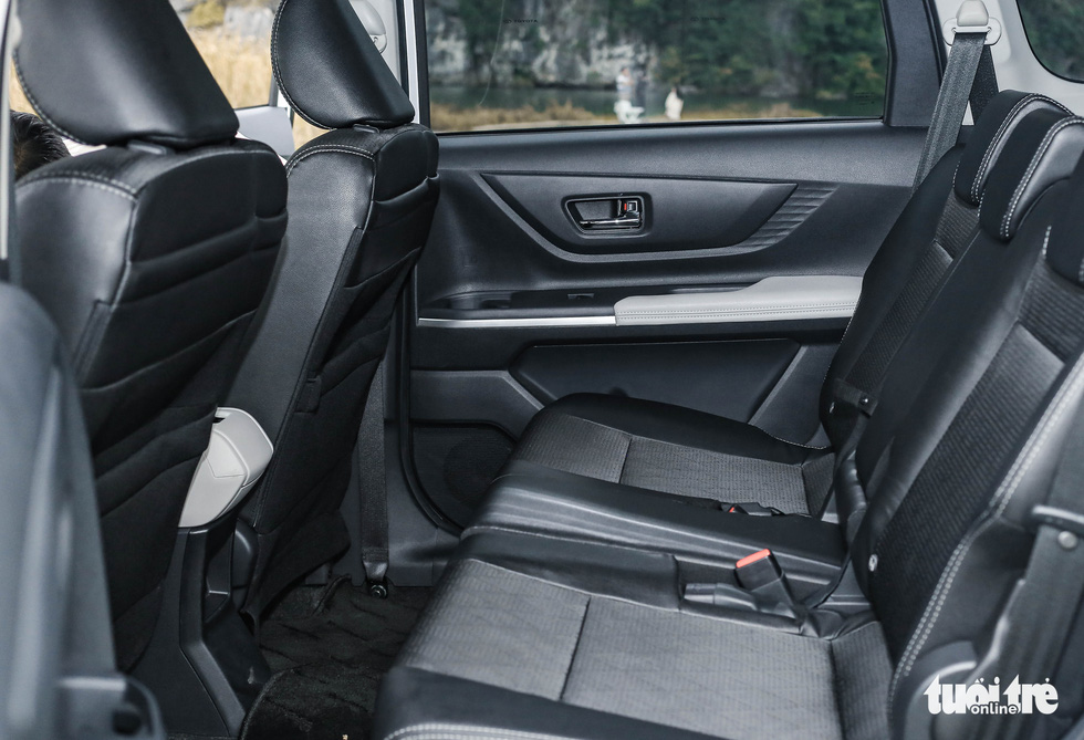 H&agrave;ng ghế thứ 2 bọc da sang trọng