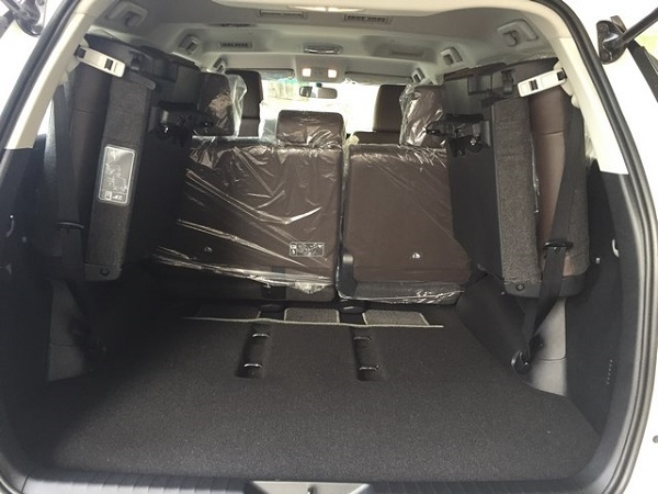 Khoang h&agrave;nh l&yacute; xe Toyota Fortuner 2022