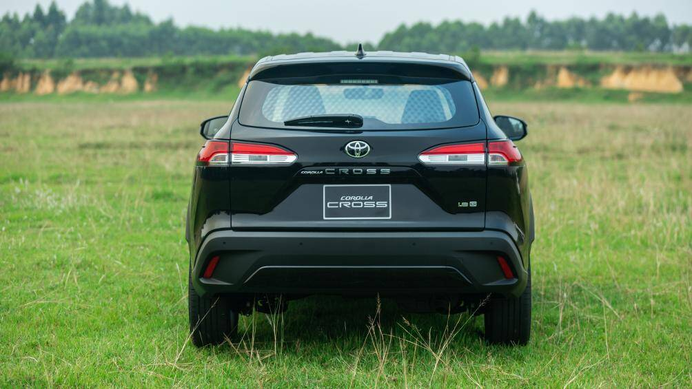 Đu&ocirc;i xe thiết kế kh&aacute; cầu kỳ với d&aacute;ng chữ X