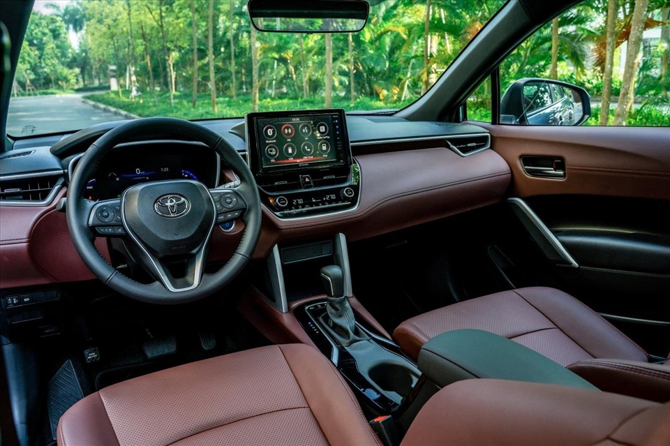 Khoang l&aacute;i xe Toyota Cross 2023