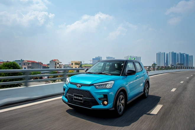 Xe Raize vận h&agrave;nh tr&ecirc;n đường cao tốc