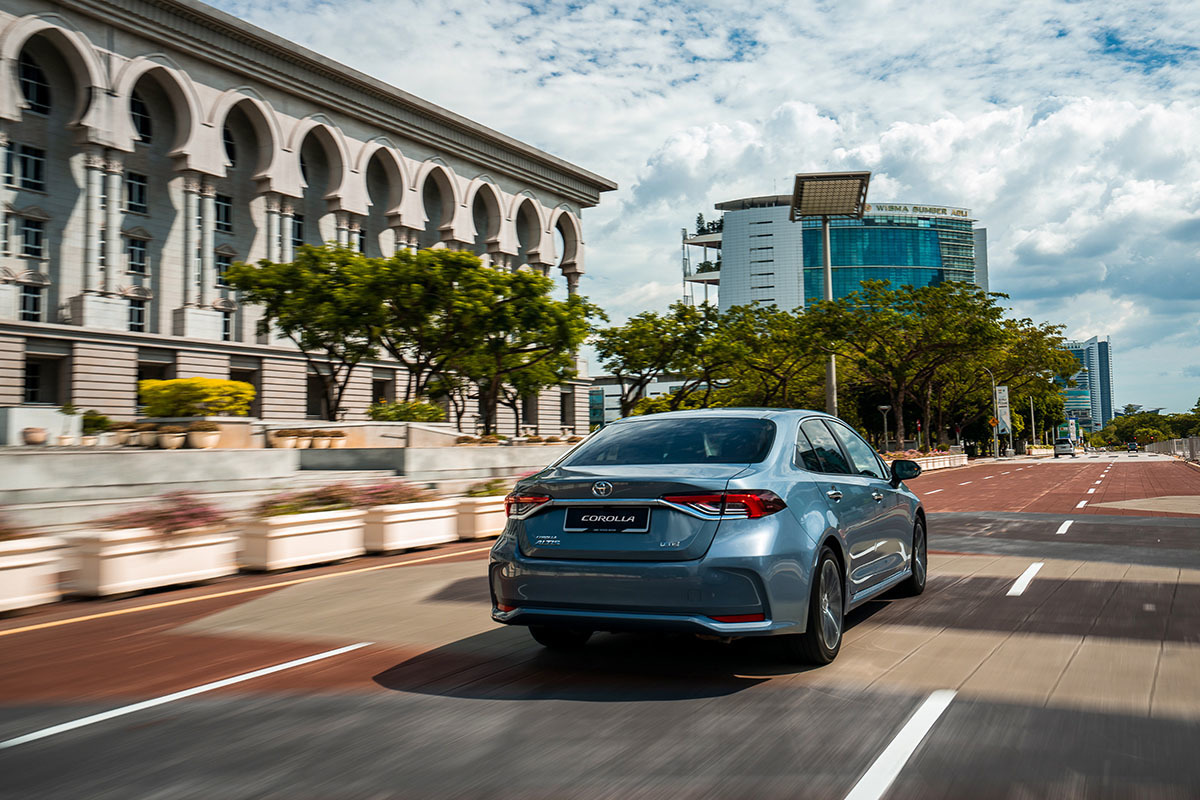 Thiết kế mặt b&ecirc;n xe Altis m&agrave;u xanh