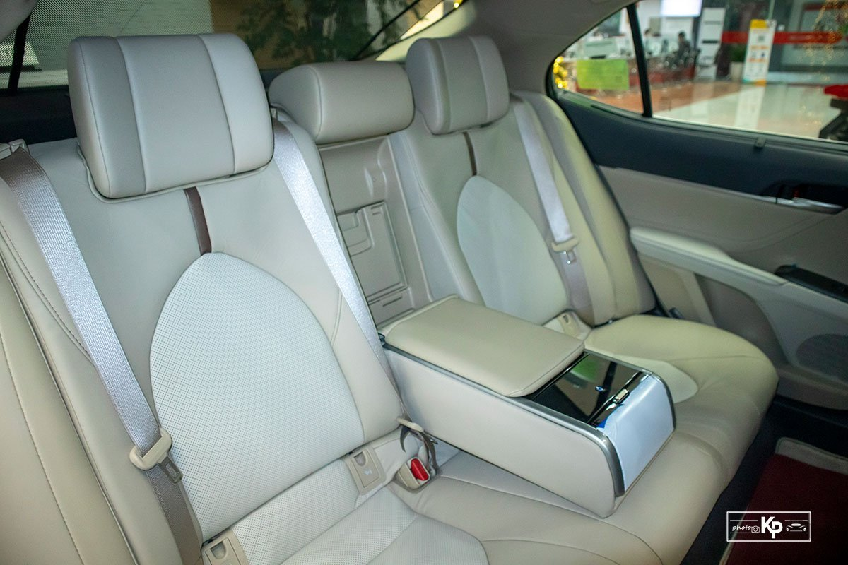 Thiết kế h&agrave;ng ghế sau xe Toyota Camry 2022