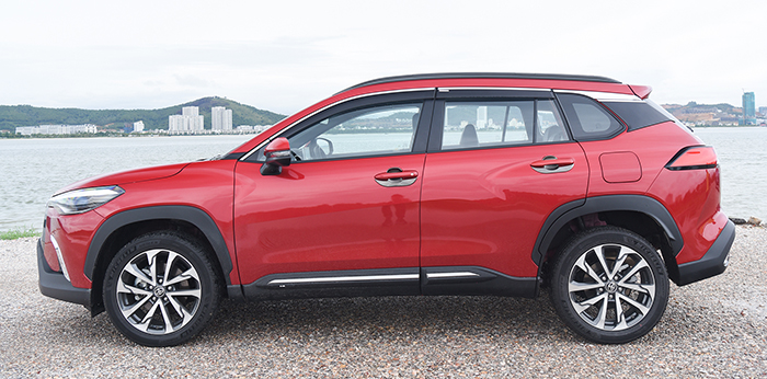 Thiết kế th&acirc;n xe Toyota Corolla Cross 1.8V 2023 m&agrave;u đỏ