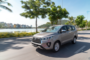 Toyota Innova 2023 lăn bánh trên đường phố