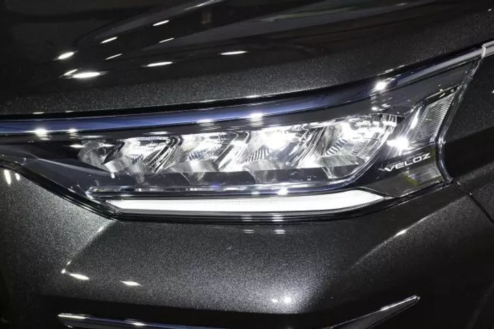 Cụm đ&egrave;n trước xe Toyota Veloz m&agrave;u đen