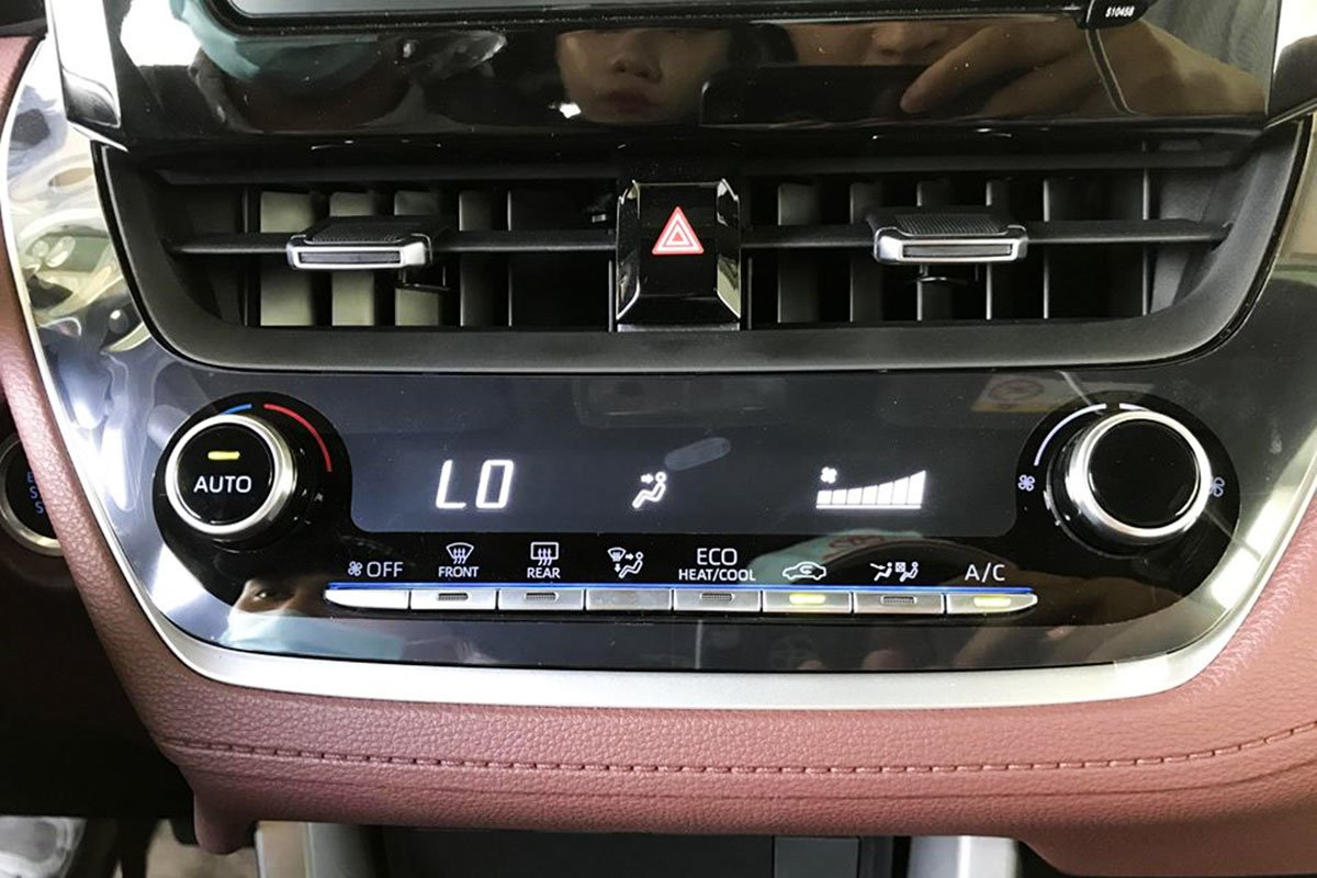 he-thong-dieu-hoa-tren-xe-toyota-corolla-cross-mau-den