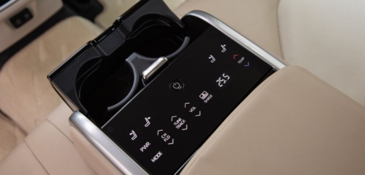 Bệ tỳ tay h&agrave;ng ghế ngồi ph&iacute;a sau được trang bị n&uacute;t bấm điều khiển