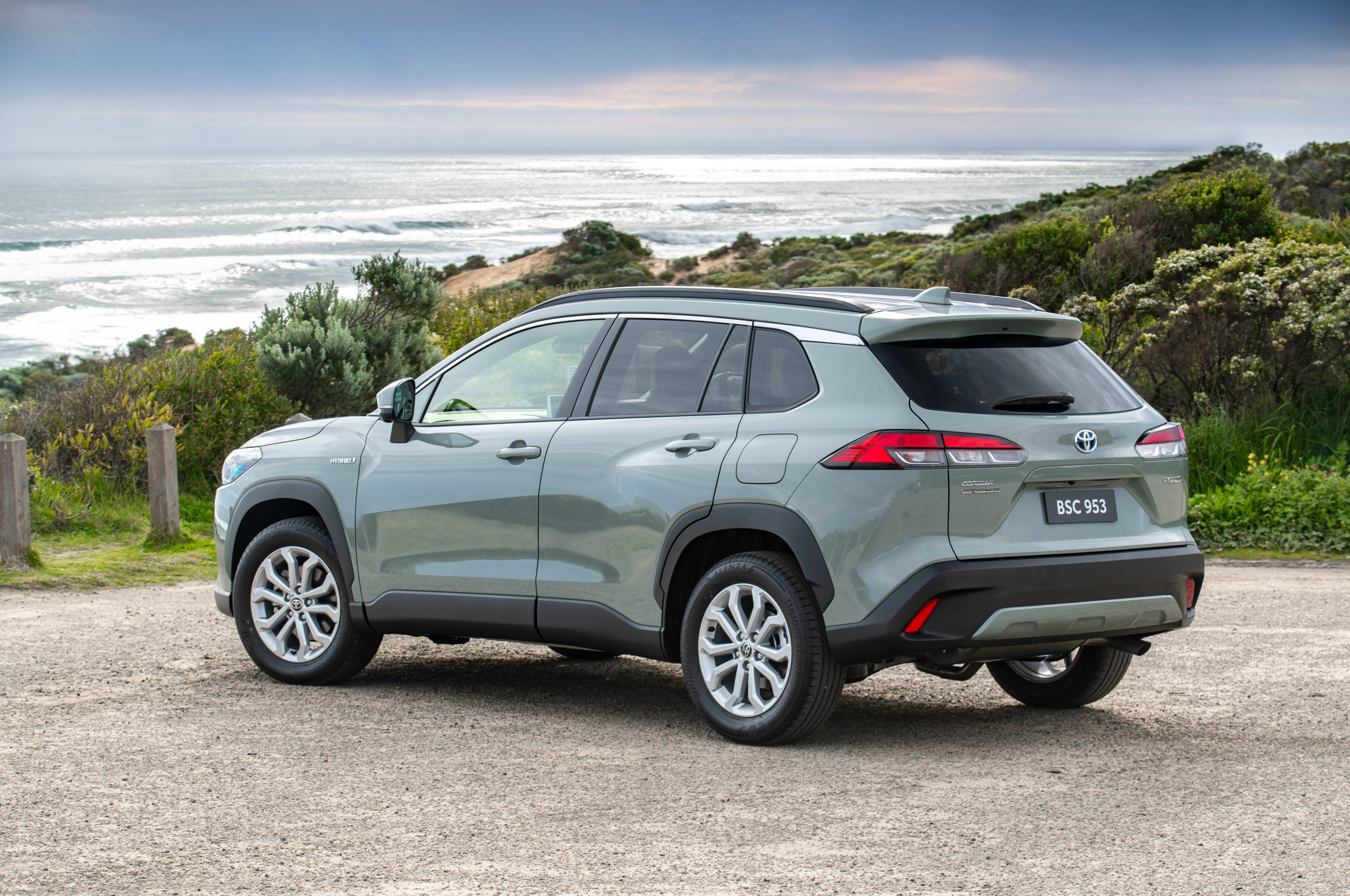 Đuôi xe Toyota Cross Hybrid 2023 với logo đặc trưng