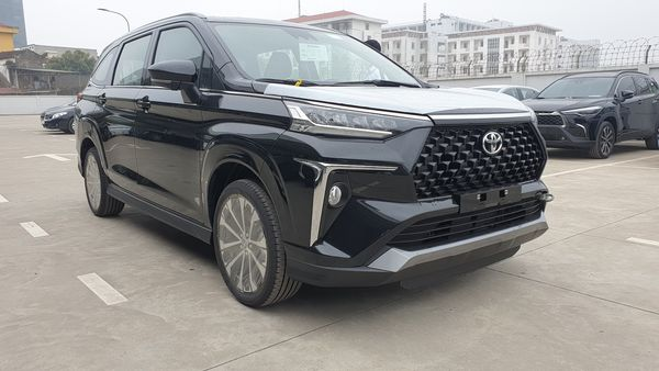 Phần đầu xe Toyota Veloz m&agrave;u đen