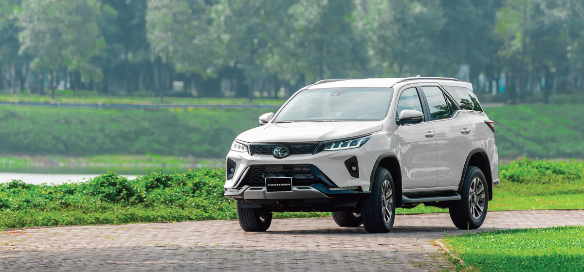 Toyota Fortuner 2.8AT 4x4 bản cao cấp gi&aacute; b&aacute;n cạnh tranh