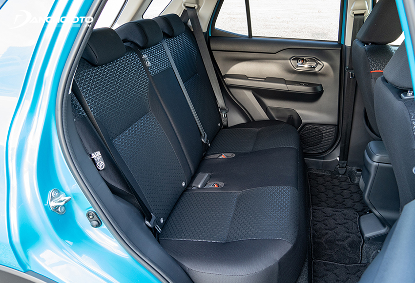 Thiết kế h&agrave;ng ghế sau với ghế bọc nỉ