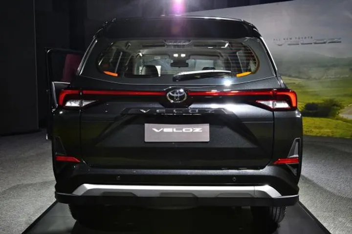 Phần đu&ocirc;i xe Veloz Cross m&agrave;u đen