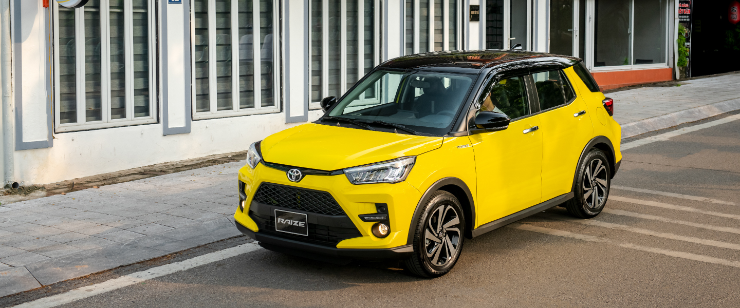 Toyota Raize m&agrave;u vang/ đen kết hợp gi&aacute; n&oacute;c