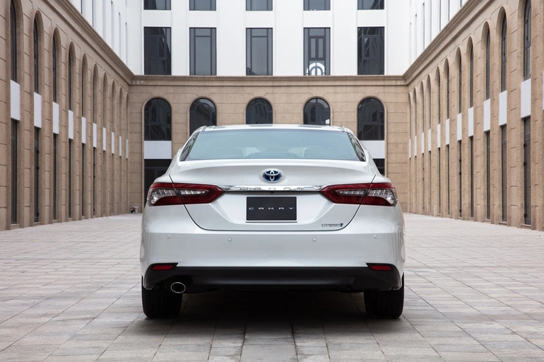 Thiết kế đu&ocirc;i xe với logo Hybrid 