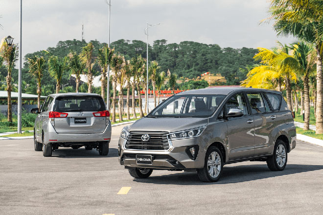 Toyota Innova 2023 gi&aacute; ni&ecirc;m yết, lăn b&aacute;nh