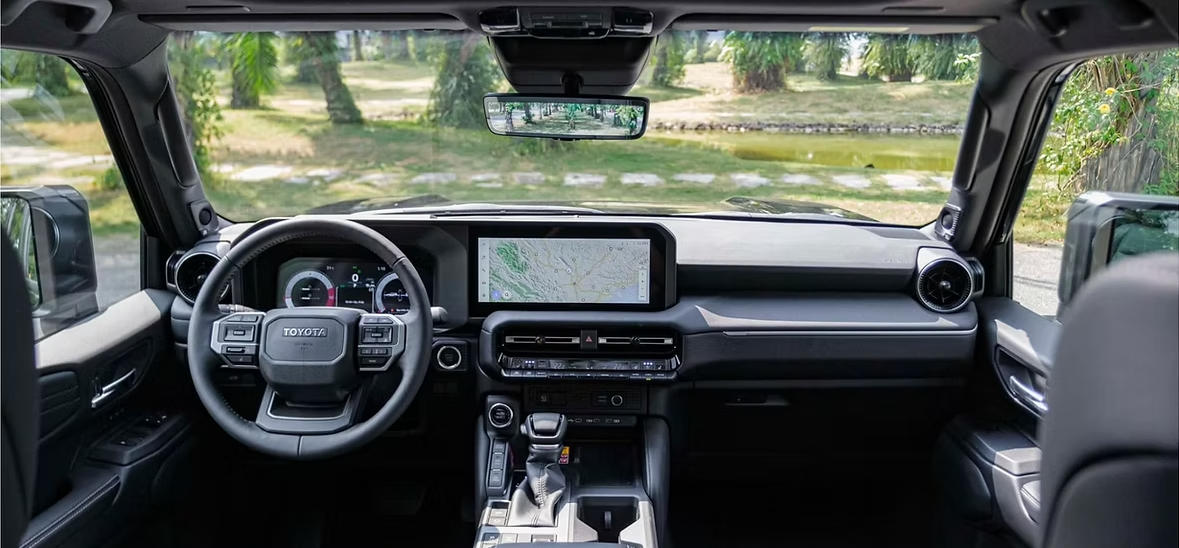 Khoang nội thất xe Toyota Land Cruiser Prado
